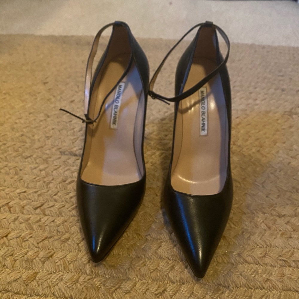 Manolo Blahnik Leather Pump with Ankle Strap 38